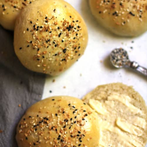 Everything Bagel Rolls lav en god smørebolle til dine burgere, deli kød, eller gå videre og smør dem med smør eller flødeost. Tekstur er blød indeni med en crunchy, salte top.