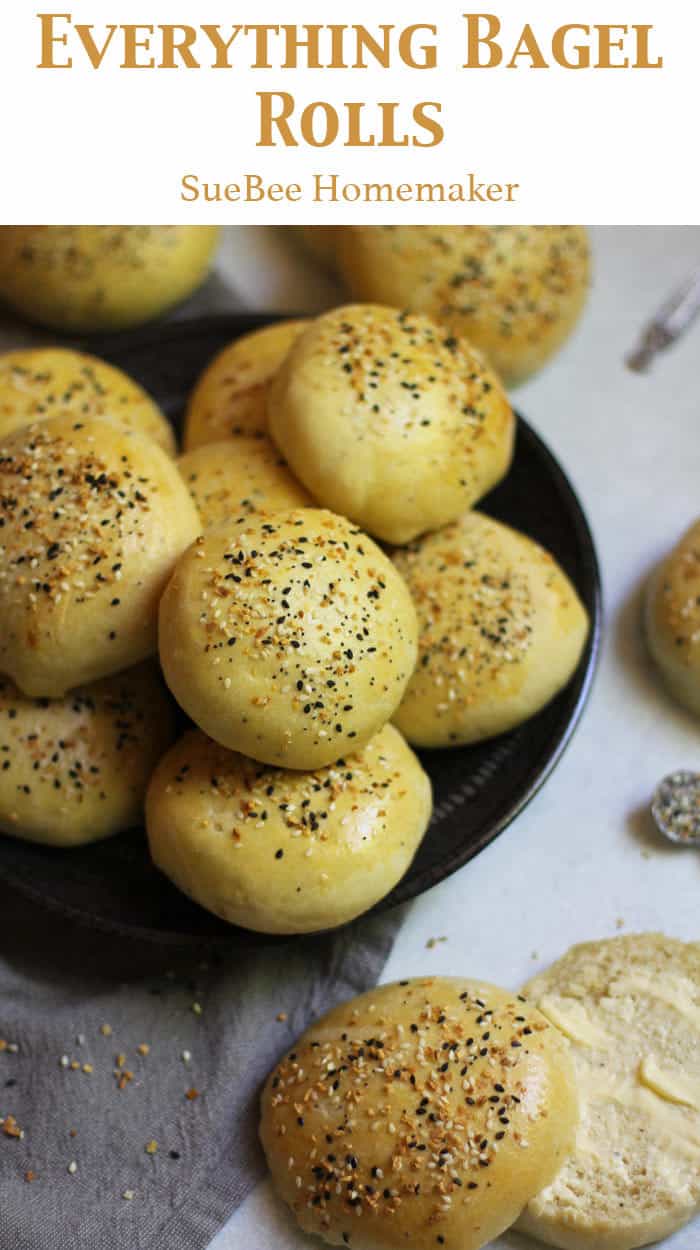 kaikki Bagelirullat tekevät mainion voileipäpullan hampurilaisiin, Herkkulihaan tai sivele ne voilla tai tuorejuustolla. Koostumus on sisältä pehmeä ja rapea, suolainen yläosa! | suebehomemaker / #everythingbagel #everythingbagelrolls #homemaderolls #sandwichbuns