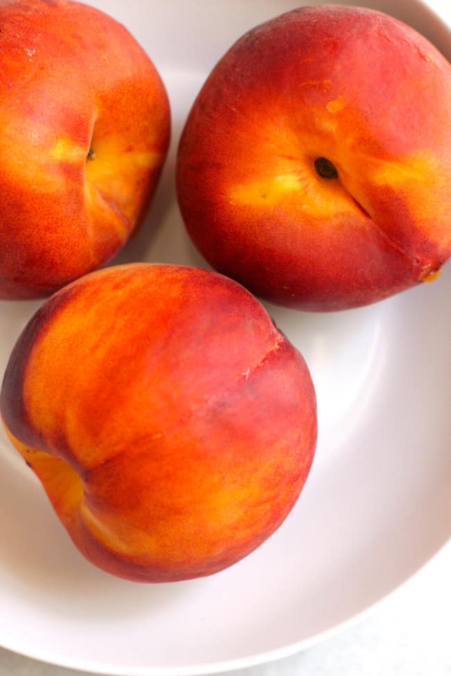 Overhead shot of a bowl of peaches.