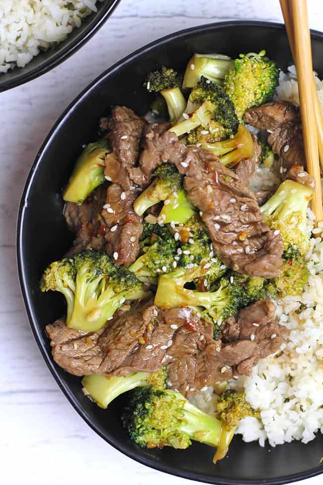 Closeup shot of the beef and broccoli, in a black bowl.