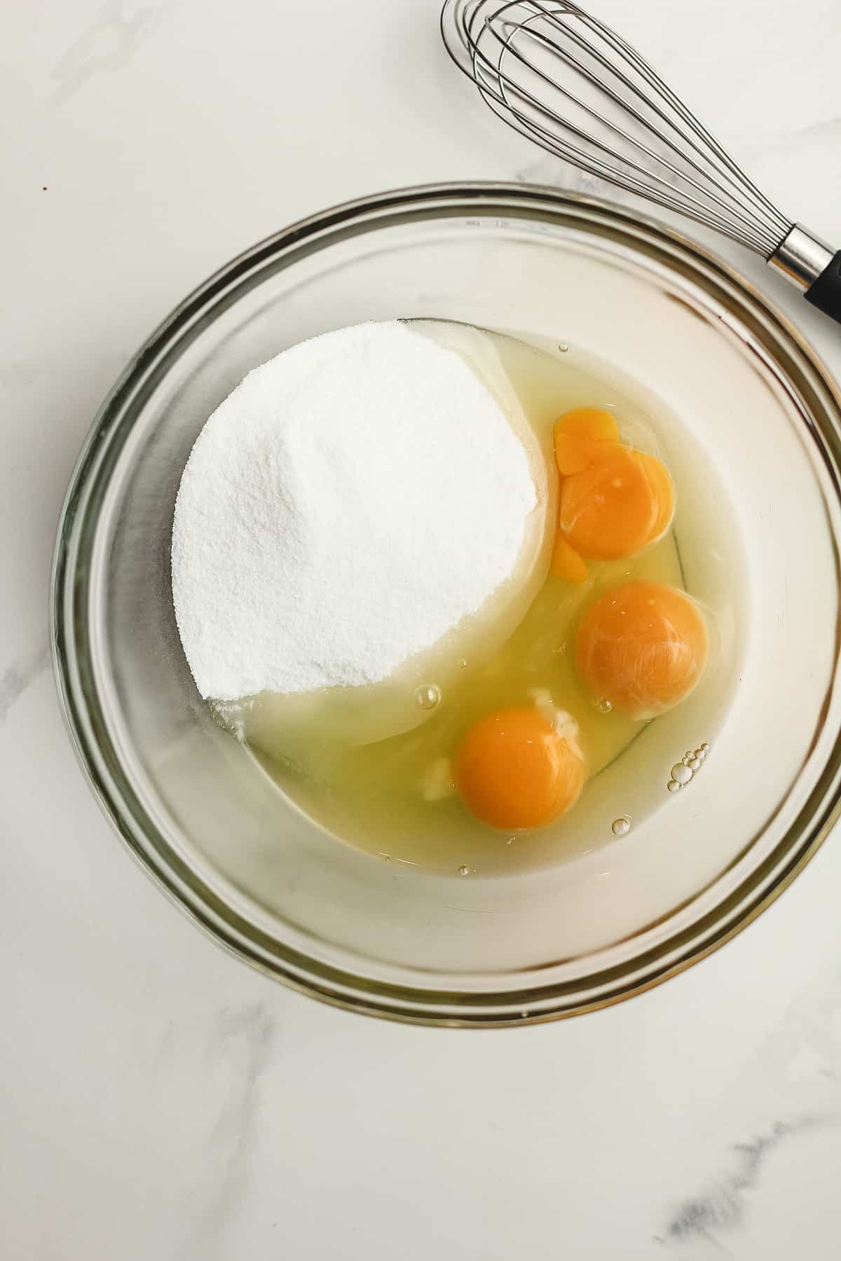 A bowl with the eggs and sugar.