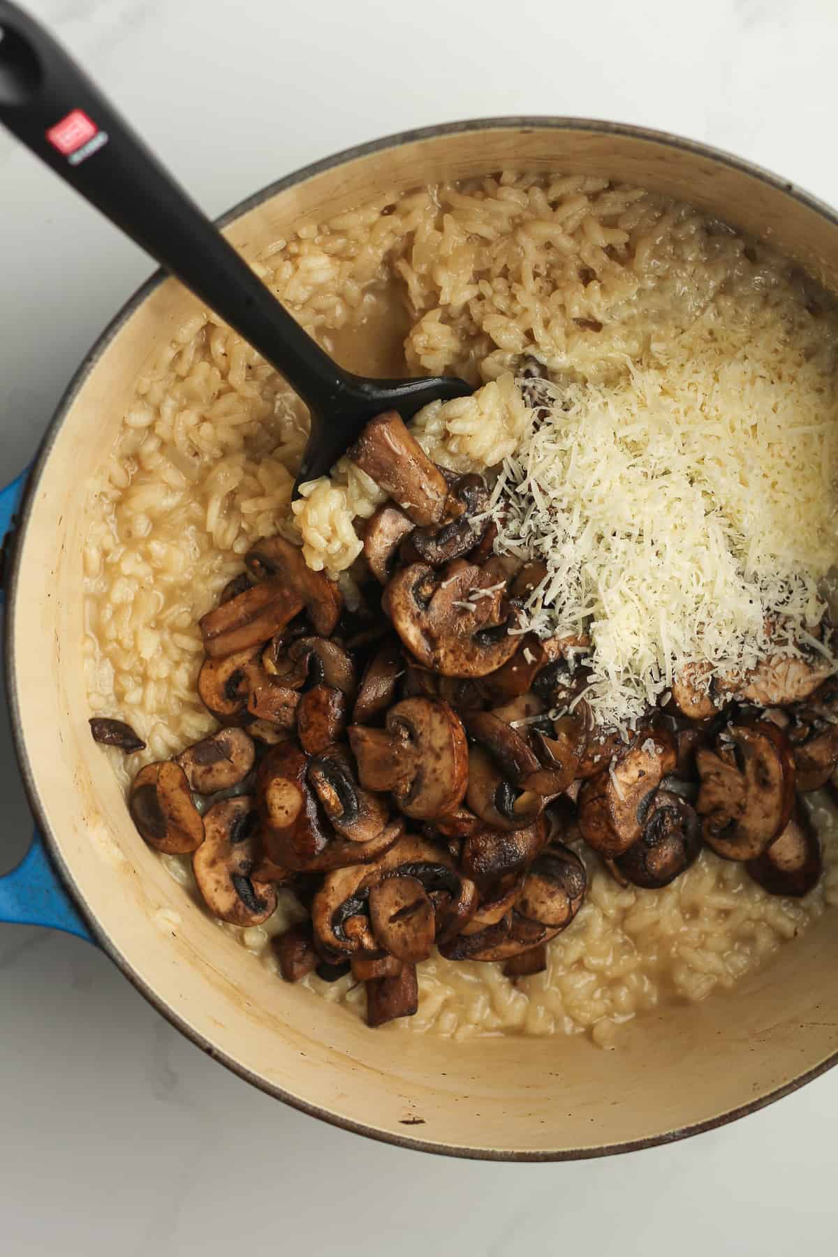 https://suebeehomemaker.com/wp-content/uploads/2021/04/creamy-mushroom-risotto.jpg