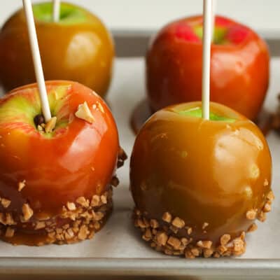Side view of a pan with caramel apples.