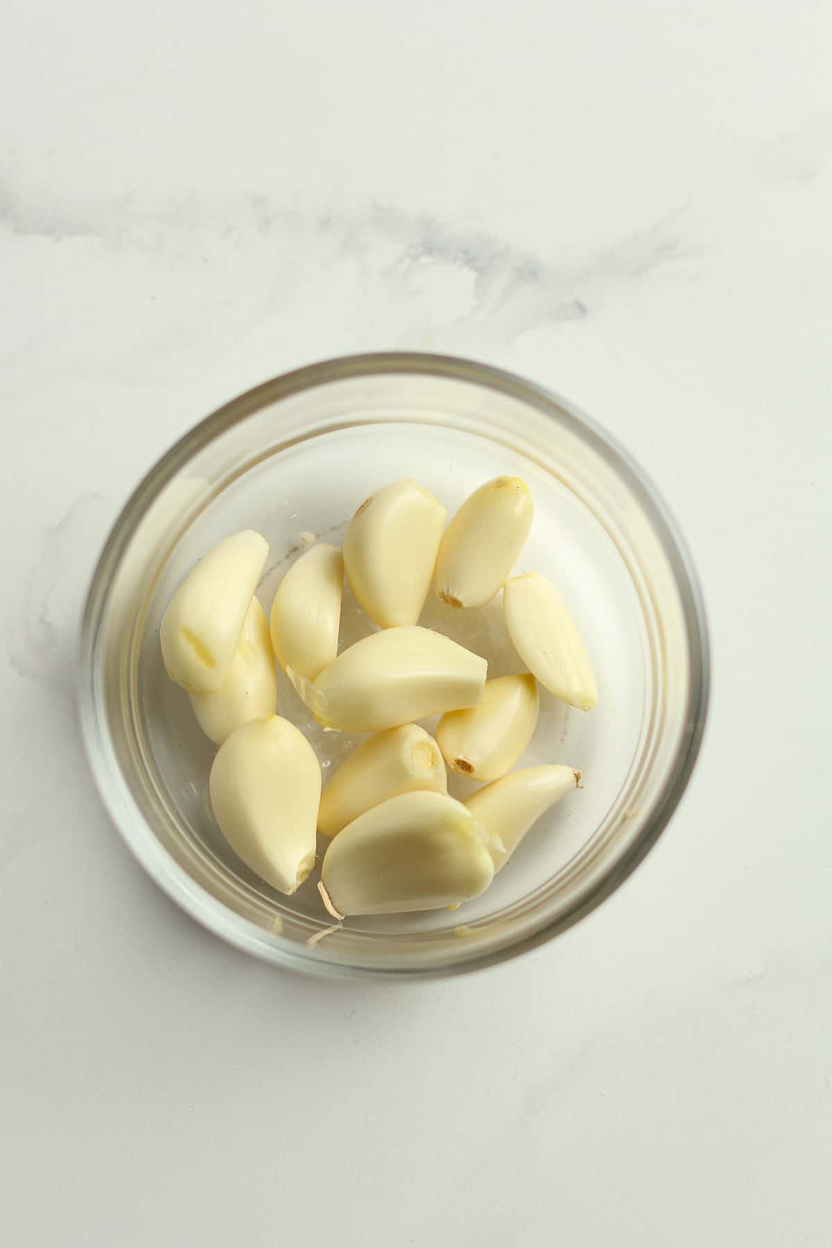 A bowl of peeled garlic.