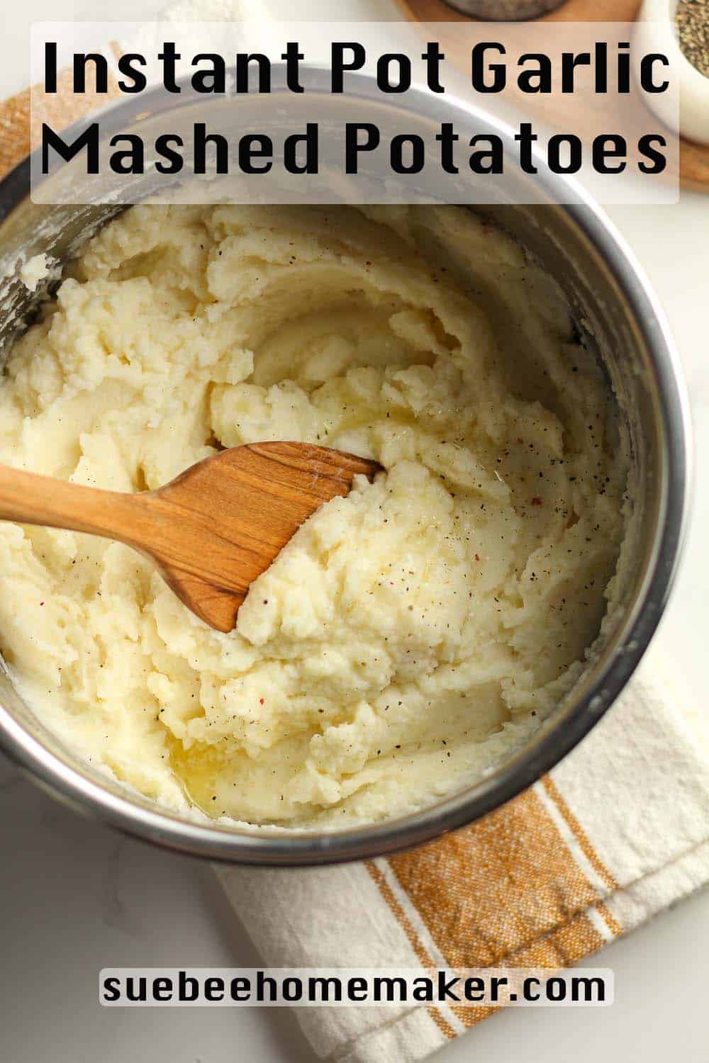 An instant pot full of garlic mashed potatoes.