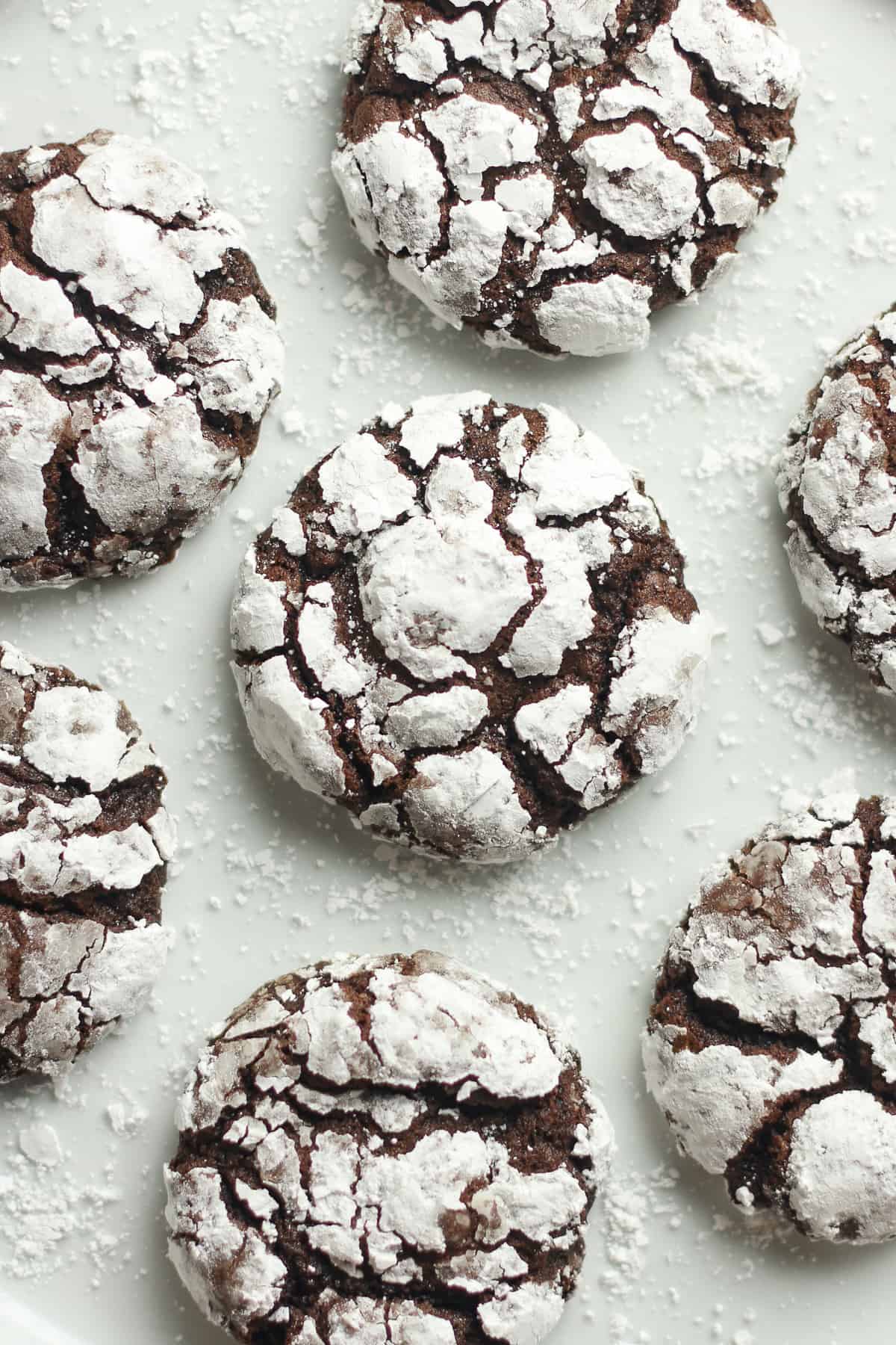 A closeup on a plate of crinkle cookies.