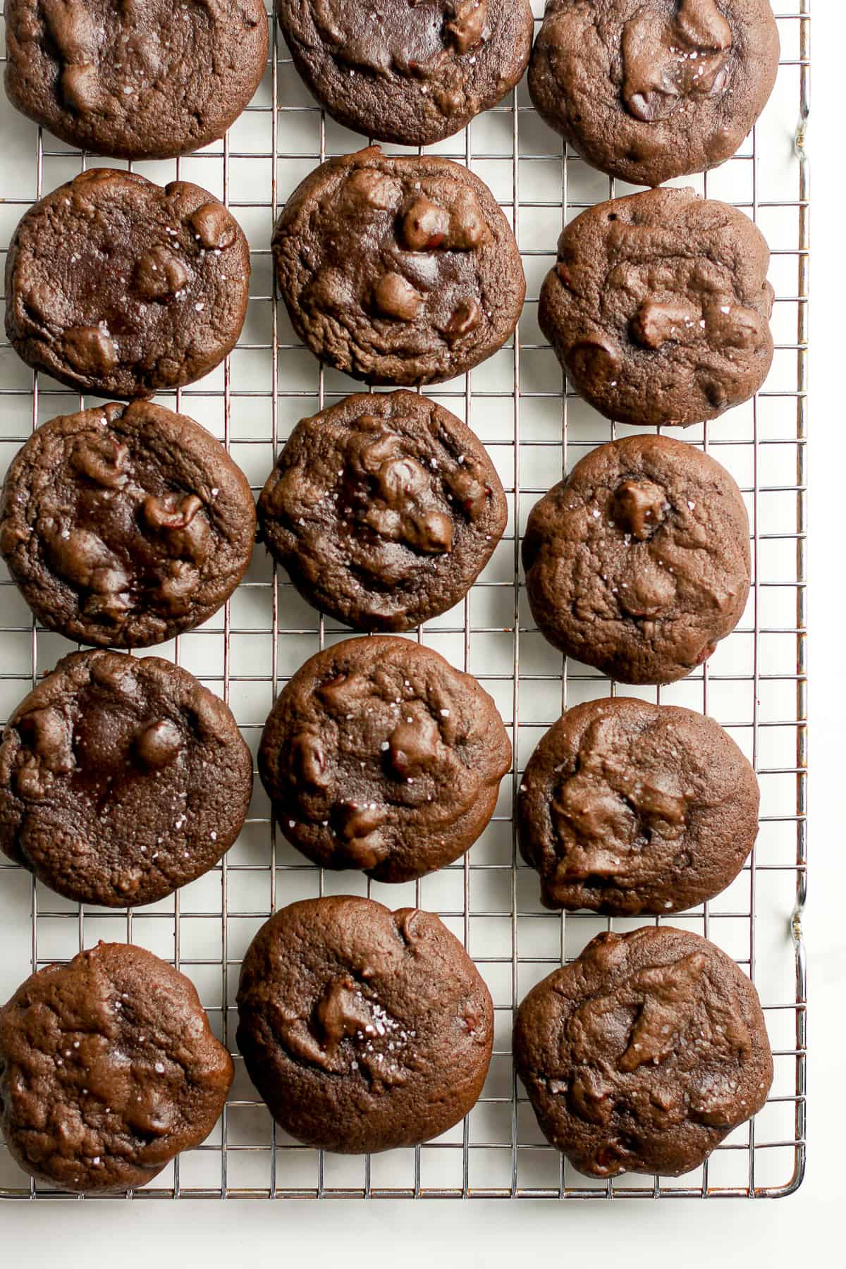 A cooling rack with chocolate cookies.