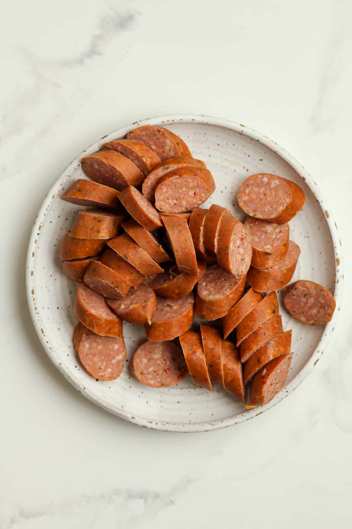 A plate of the sliced sausage.