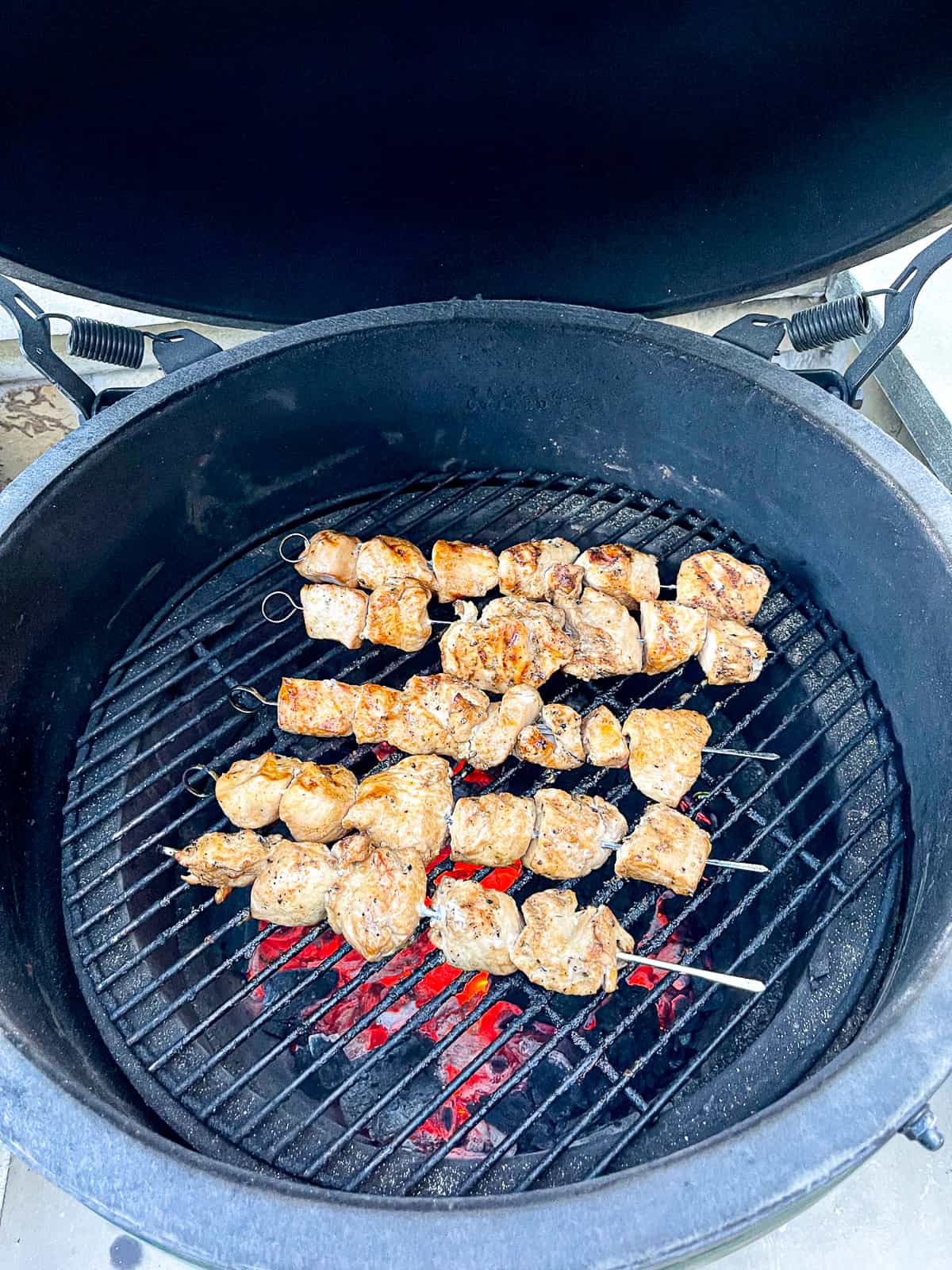 Some grilled chicken skewers on the big green egg.