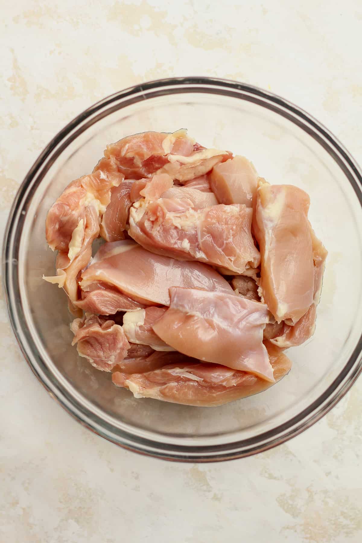 A bowl of sliced chicken thighs.