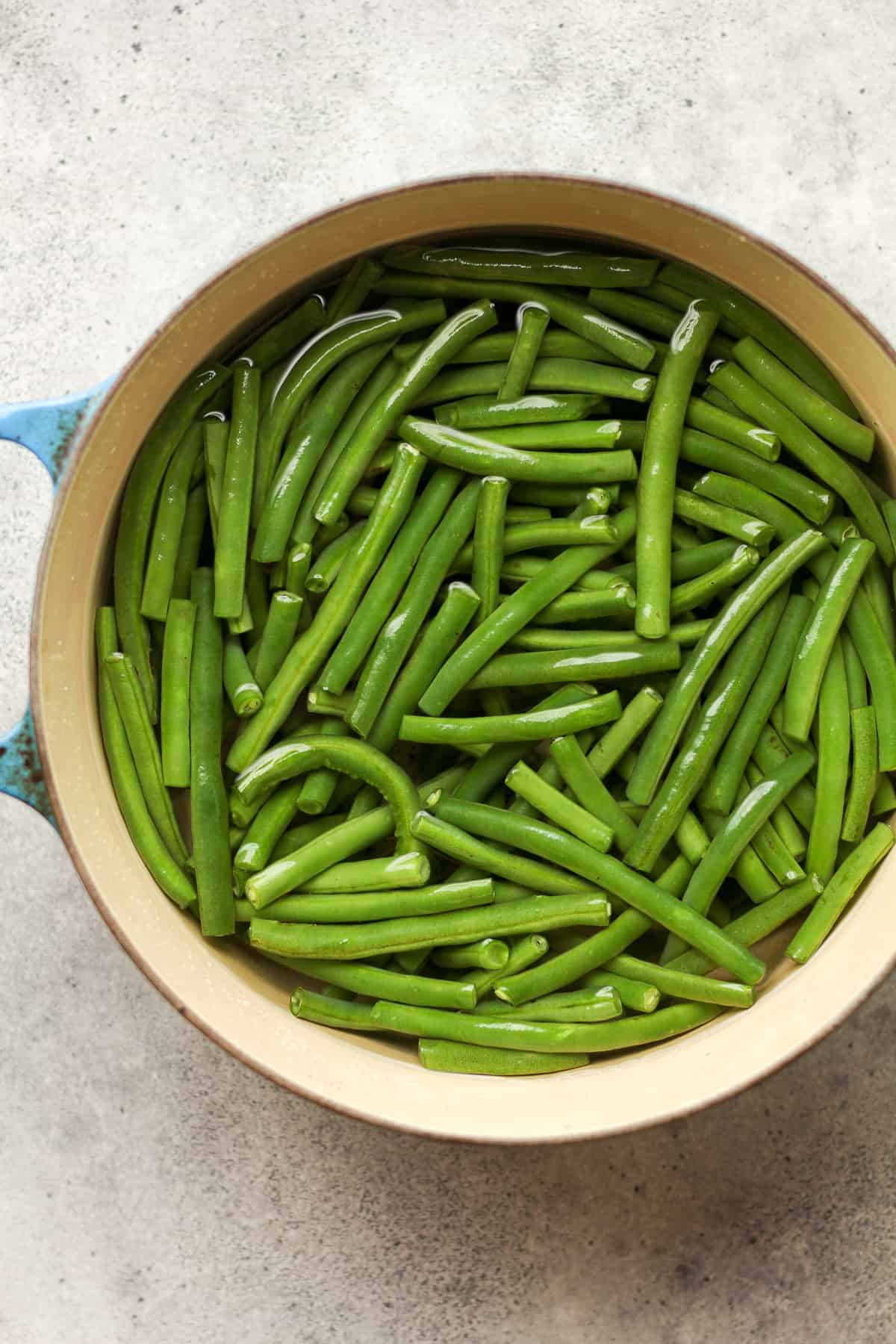A pot of green beans soaked in water.