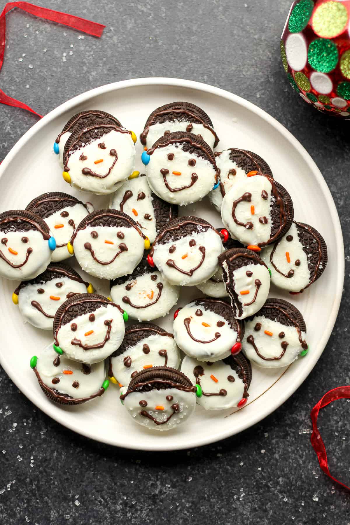 A plate of snowman Oreo cookies.