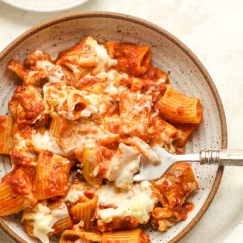 Closeu pon a bowl of baked rigatoni with ricotta cheese.