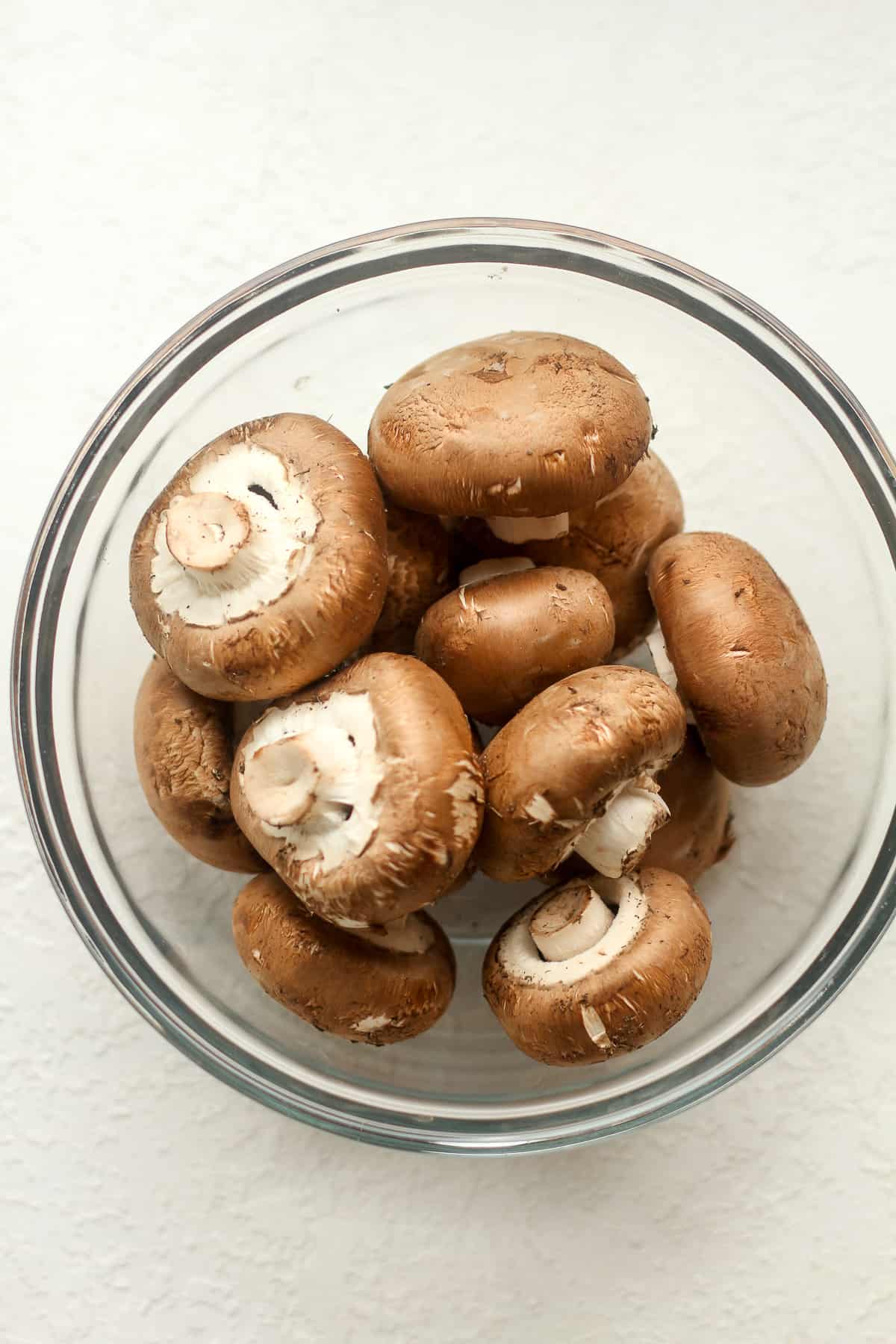 A bowl of large Bella mushrooms.