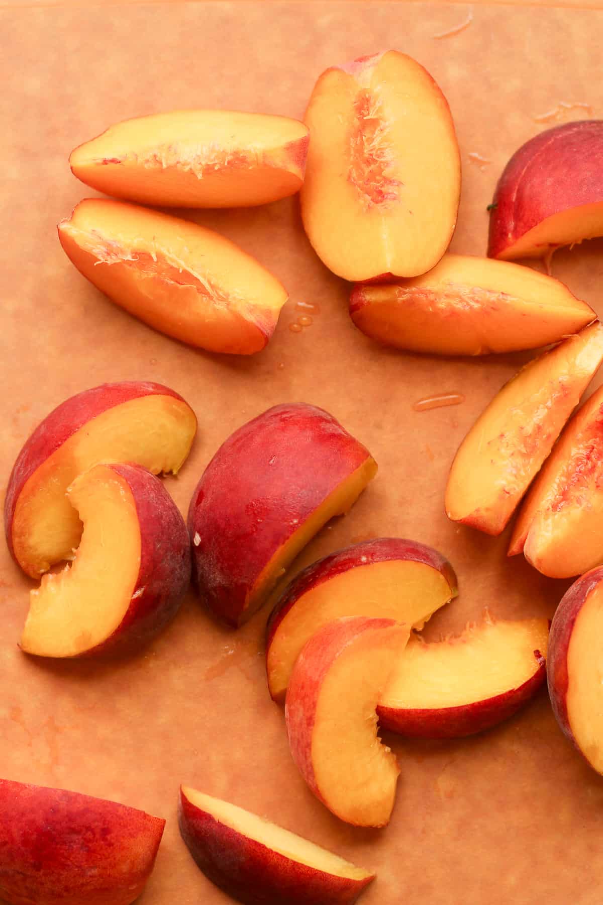 Some sliced peaches on a cutting board.