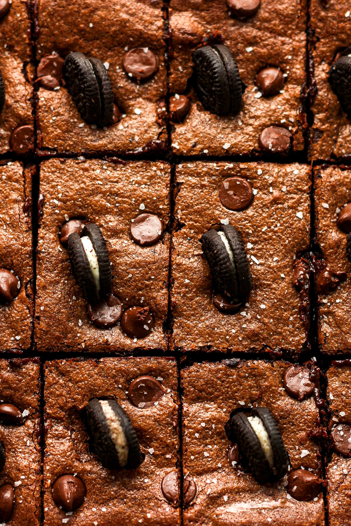 Closeup on the sliced slutty brownies.