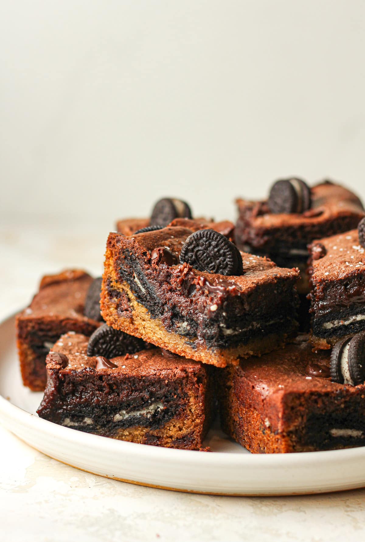 Side view of some sliced slutty brownies.