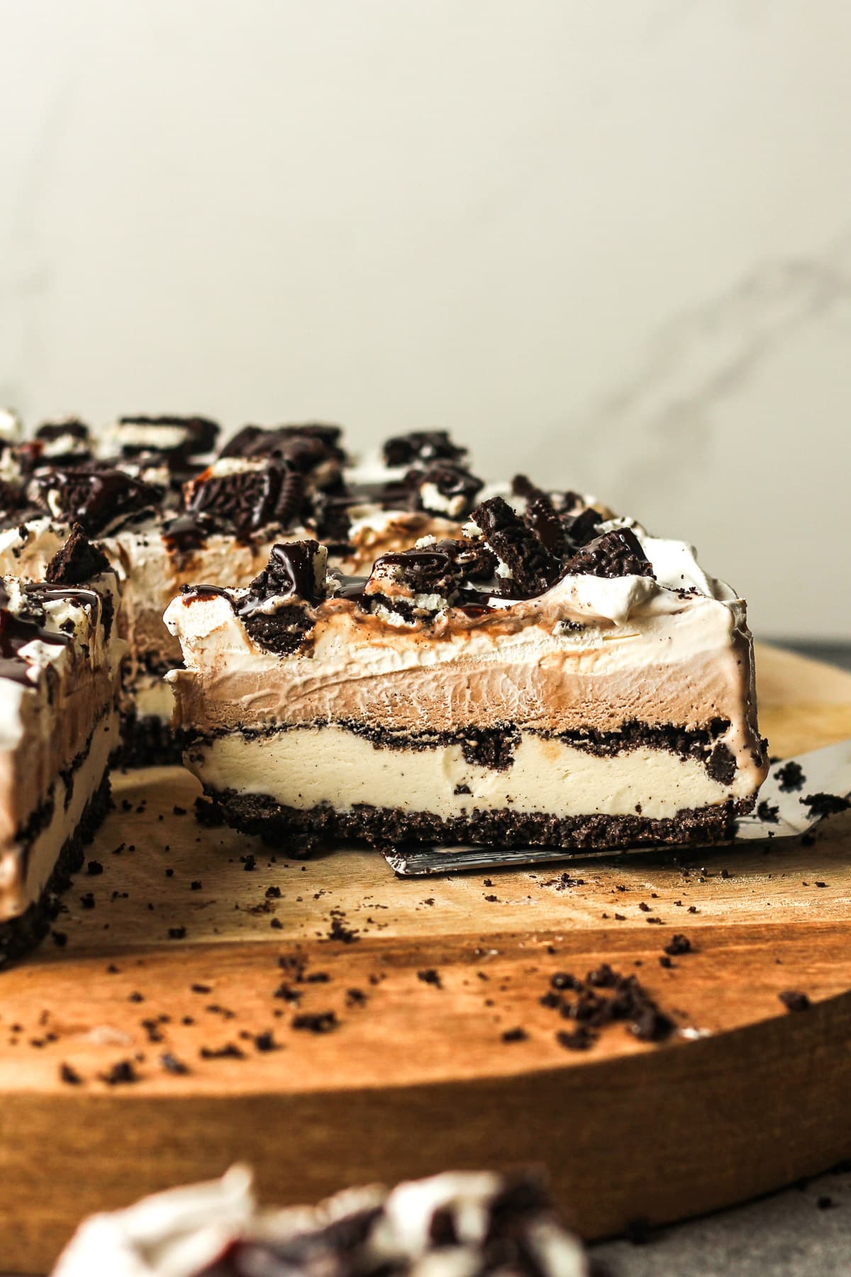 Side view of a slice of Oreo pie on the board.