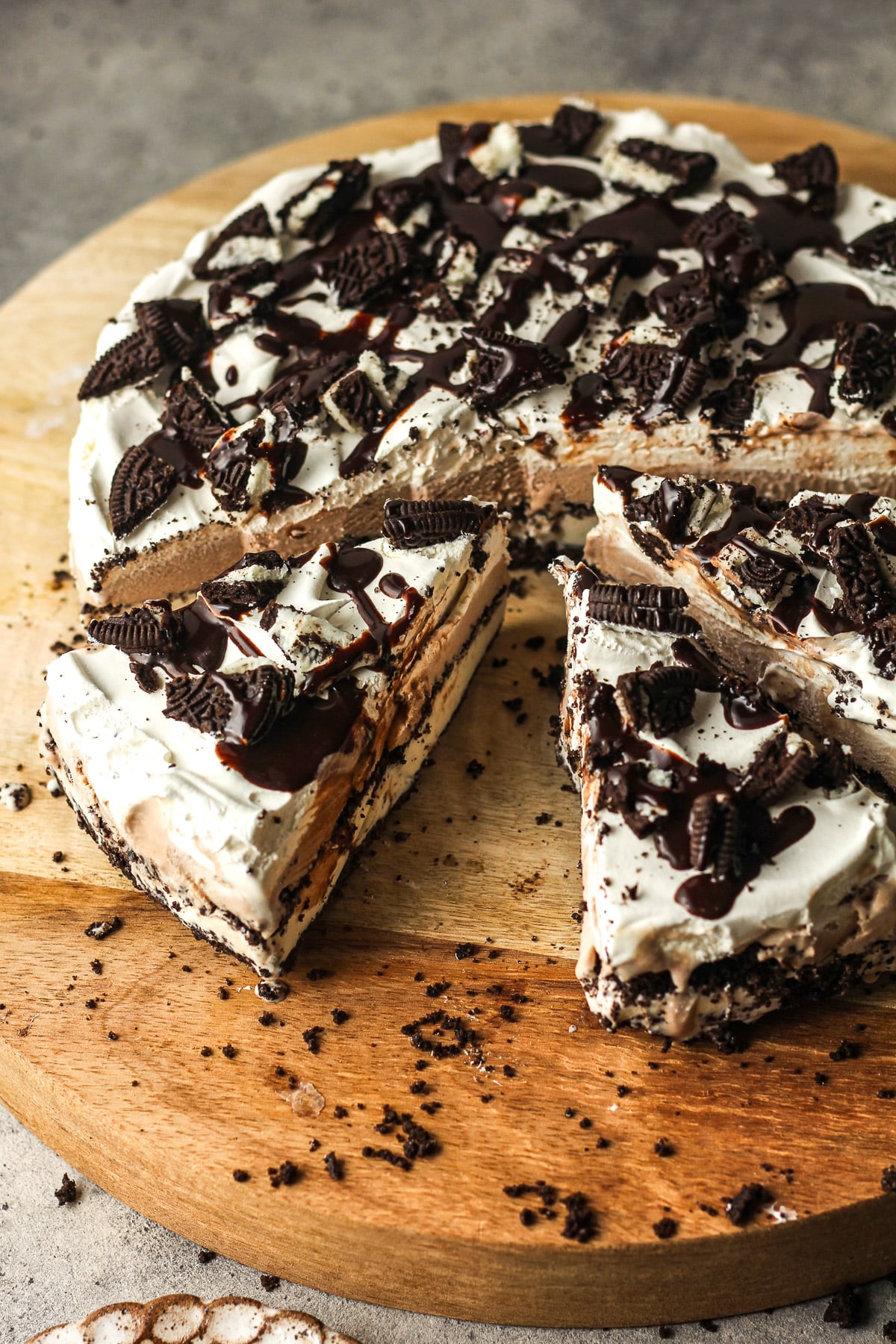 Side view of a sliced Oreo pie.