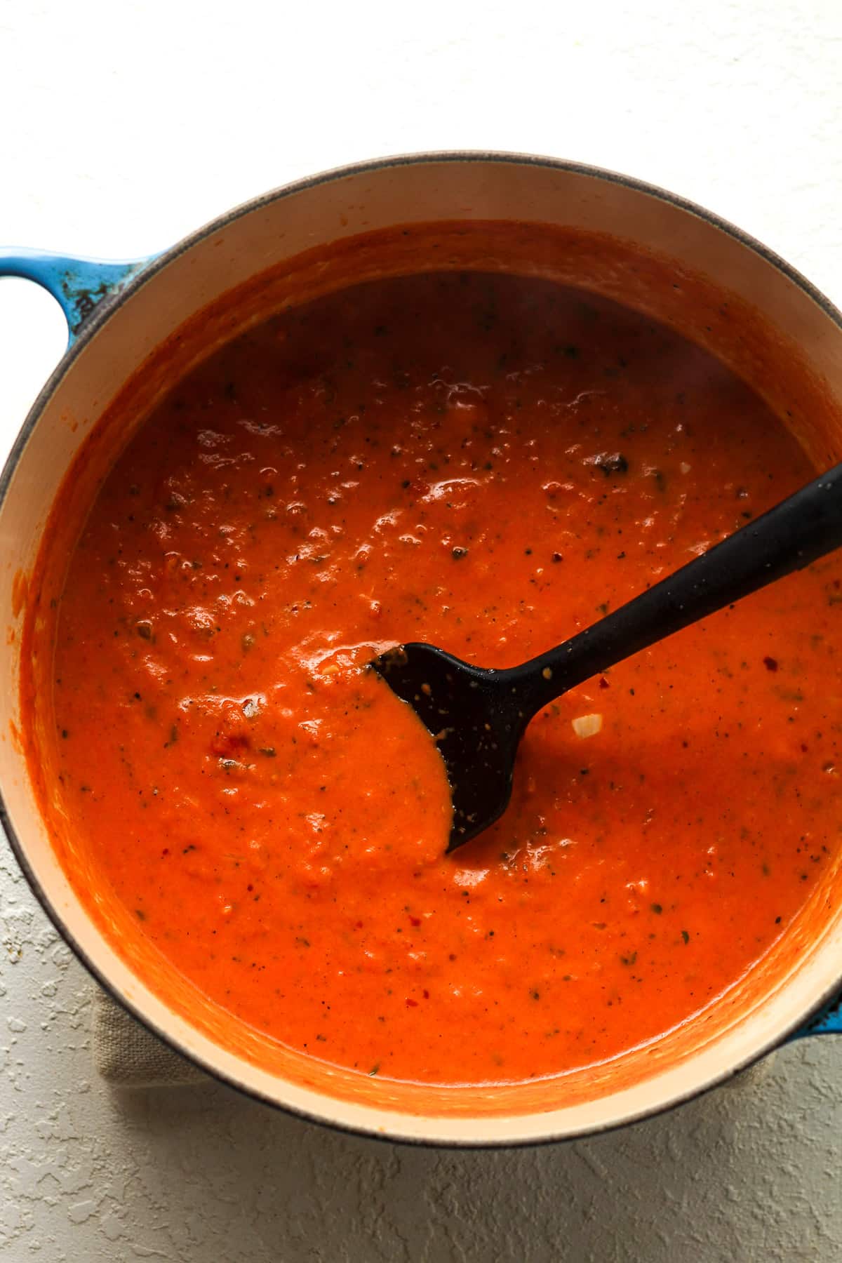 A stock pot of the finished vodka pizza sauce.