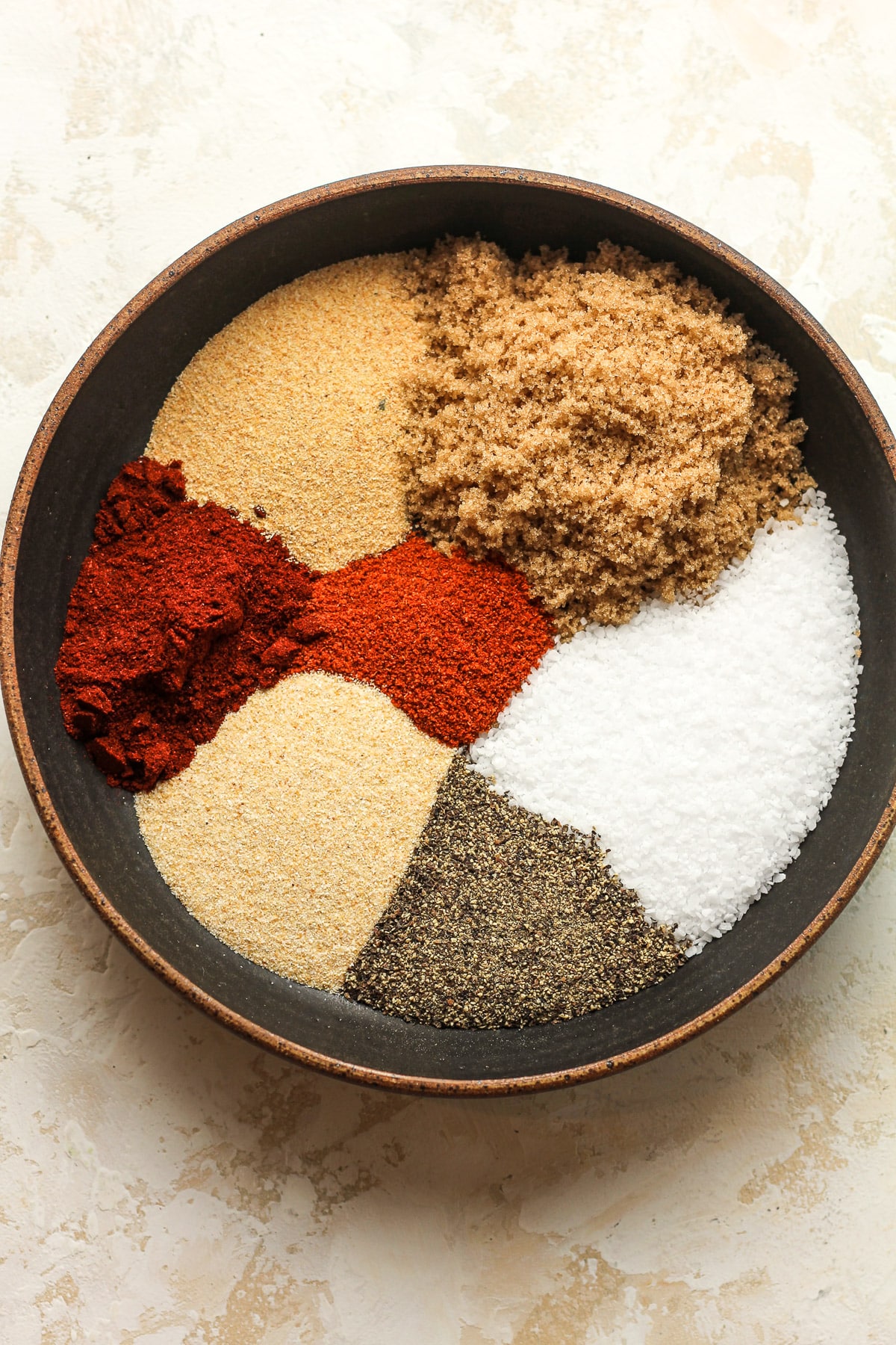 A black bowl with the dry rub seasoning by ingredient.