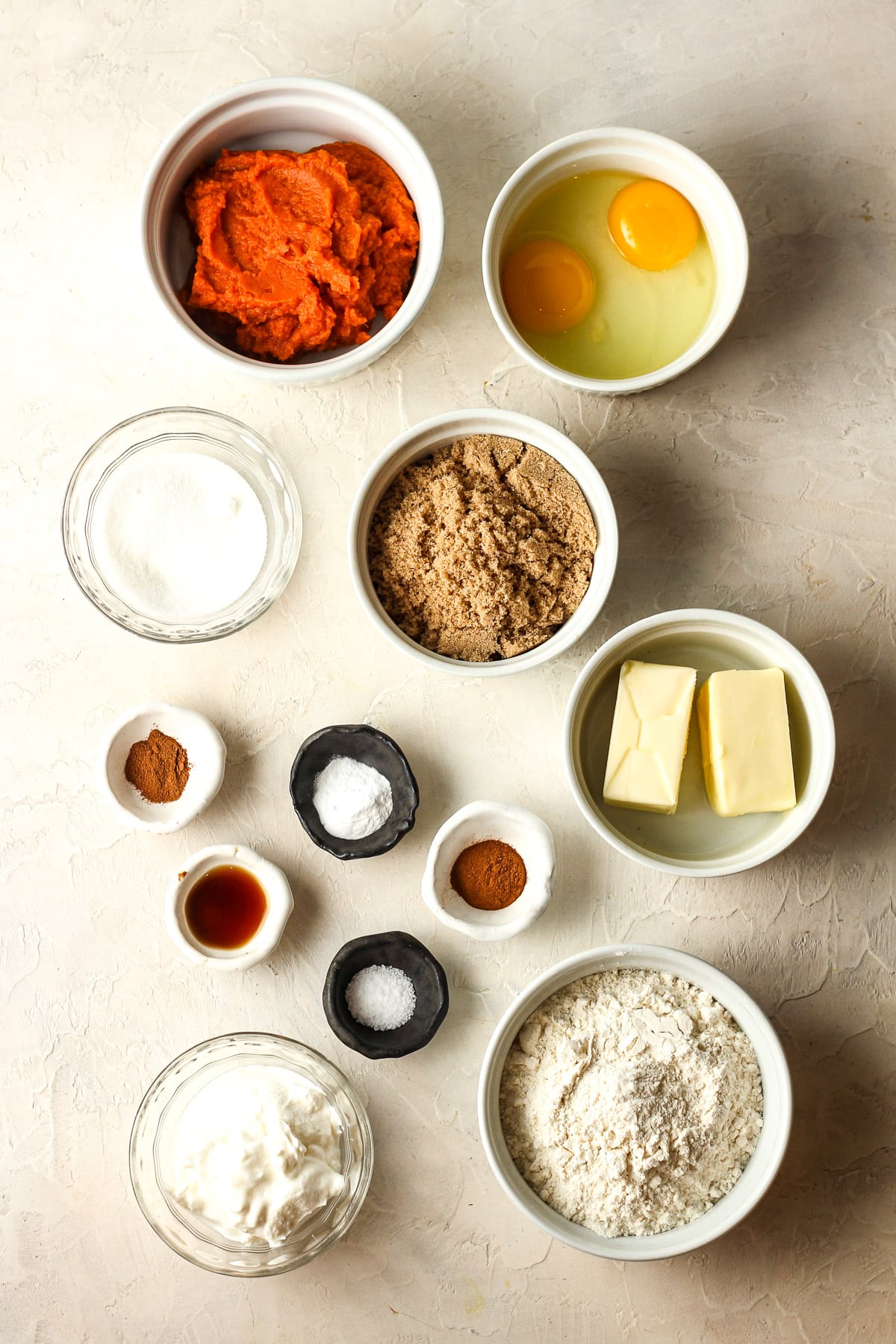 The ingredients required to make pumpkin crunch coffee cake.