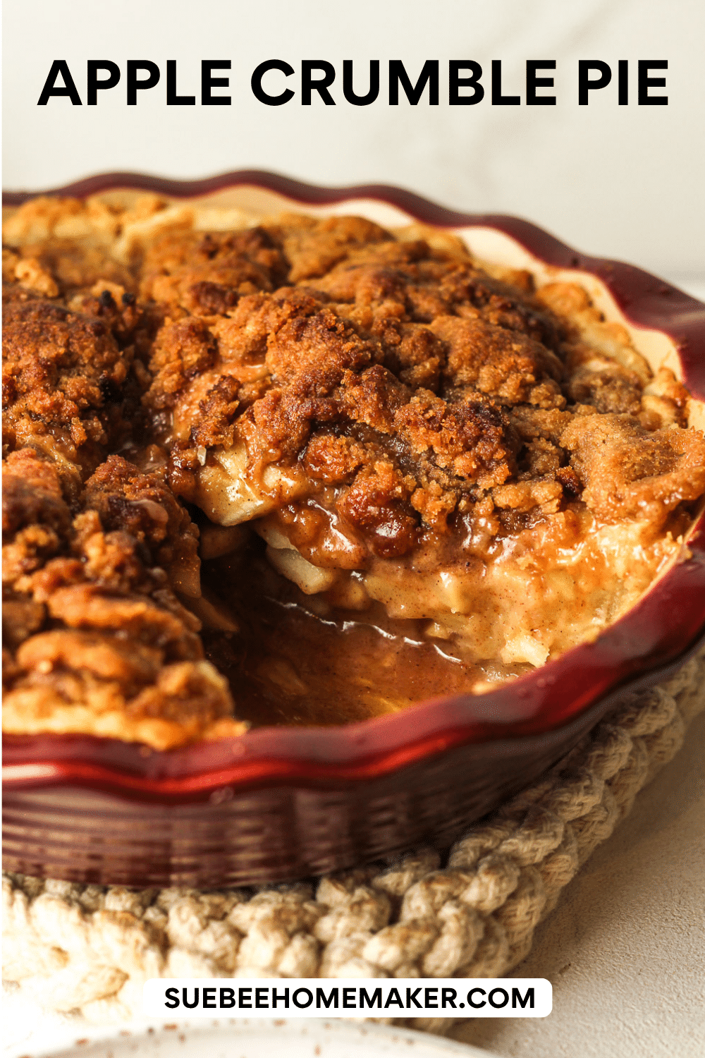 Side view of an apple crumble pie showing the insides of the pie.